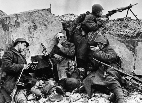 WW2 era soldiers having a break while defending position